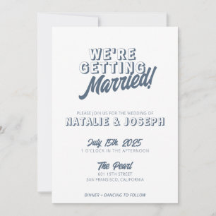 Moderne Retro-Bold-Funky-Hochzeit in Staubblau Einladung