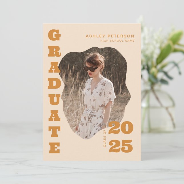 Moderne Retro-Gelbe Typografie 2 Foto Abschluss Einladung (Stehend Vorderseite)