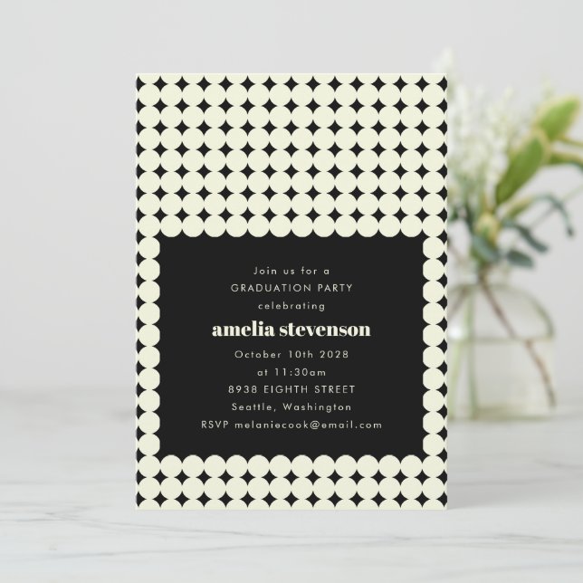 Moderne Retro Schwarz-weiß Dots Graduation Party Einladung (Stehend Vorderseite)
