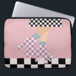Moderne Roller Skaten Girl Art Karo Laptopschutzhülle<br><div class="desc">Roller Skater Mädchen in Karos auf Rock, und lila Schachbretter auf Quads, Rolle Skaten auf Schachbrettmuster Muster Disco Boden. Perfekte abstrakte Beine Roller Skate Kunst für Roller derby Babe, Frau, Girl. Lovable roller Skate Musterdesign auf Wohngestaltung, Tasse, Packpapier, etc. Roller Skate Kunst Illustrationsgeschenk für Tochter, Enkelin, derby Girl, Roller Babe....</div>