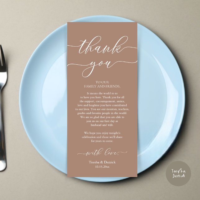 Moderne Romantische Dinner Place Einstellung Danke Programm (Wedding Dinner Place Setting Thank You Card, Plate Decoration, Modern Script, in Taupe)