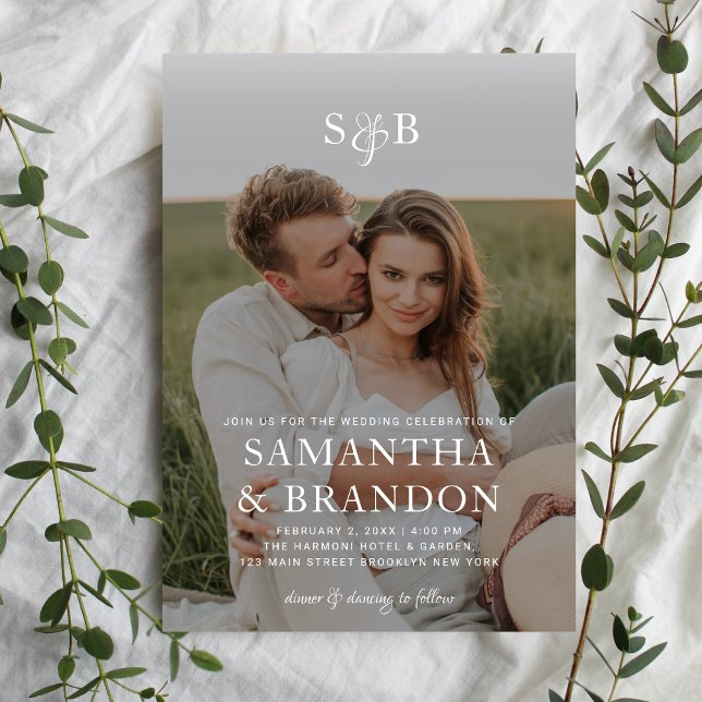 Moderne romantische Foto Monogram Overlay Hochzeit Einladung (Von Creator hochgeladen)