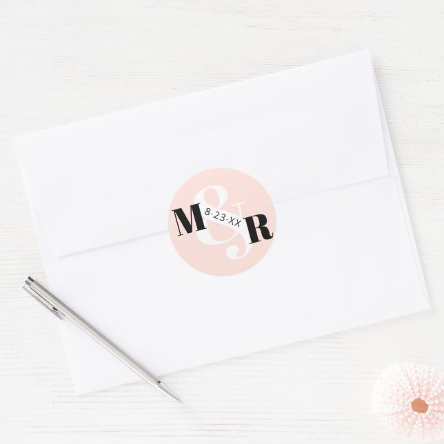 Moderne rosa Ampersand Monogramm Hochzeitsumschlag Runder Aufkleber (Umschlag)