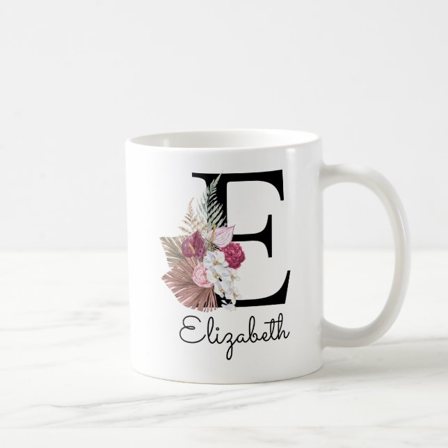 Moderne rosa Boho-Blumen-Initiale E Kaffeetasse (Rechts)