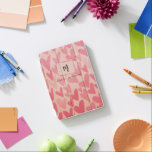 Moderne rosa Doodle Herz Mit Monogramm iPad Mini Hülle<br><div class="desc">Das Design zeichnet sich durch Monogramm und Namen vor einem niedlichen rosa Doodle-Herz-Hintergrund aus. Einfach Initialen und Namen einfügen. Ideal personalisiert für jede Anlässe,  wie zum Beispiel zurück zur Schule,  Zuhause,  Geburtstag,  Muttertag,  Valentinstag und vieles mehr.</div>