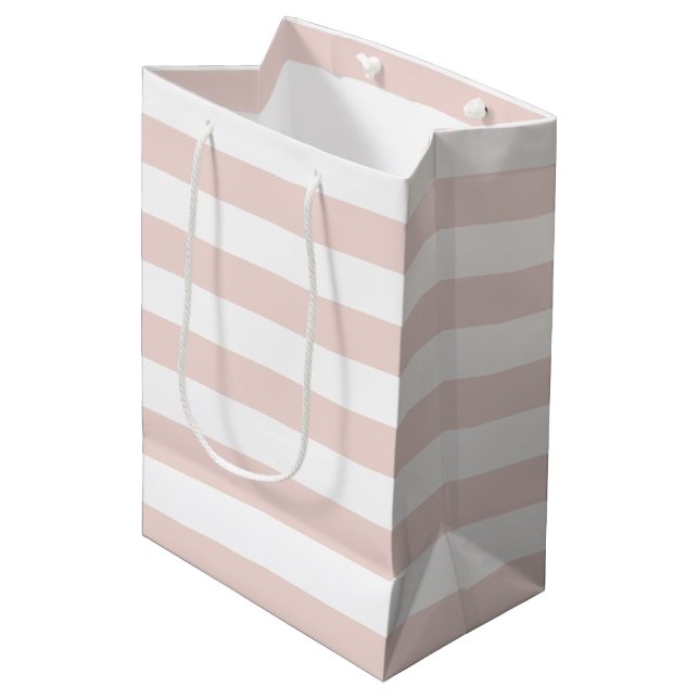 Moderne, rosa, feine Streifen mit gürtelnem Chic Mittlere Geschenktüte (Vorderseite Schrägansicht)