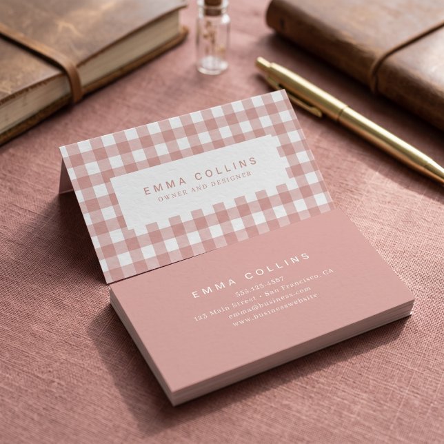 Moderne rosa Gingham-Karo-Design Visitenkarte (Simulated business cards on table)