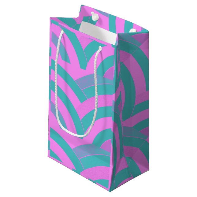 Moderne rosa/grüne Chevronen Kleine Geschenktüte (Vorderseite Schrägansicht)