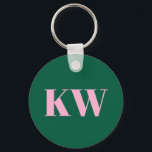Moderne rosa grüne Monogramm-Initialen personalisi Schlüsselanhänger<br><div class="desc">Dieser personalisierte Schlüsselanhänger zeigt fette serifen-Initialen in sanftem Rosa auf grünem Hintergrund.</div>