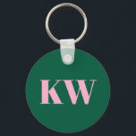 Moderne rosa grüne Monogramm-Initialen personalisi Schlüsselanhänger<br><div class="desc">Dieser personalisierte Schlüsselanhänger zeigt fette serifen-Initialen in sanftem Rosa auf grünem Hintergrund.</div>