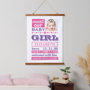 Moderne rosa lila Baby-Mädchen-Foto-Geburtsstatist Wandteppich Mit Holzrahmen
