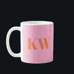 Moderne rosa orangefarbene Monogramm-Initialen Per Kaffeetasse<br><div class="desc">Moderne rosa Orangenmonogramm-Initialen für Personalisierten Kaffee Tasse</div>