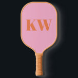 Moderne rosa orangefarbene Monogramm-Initialen Per Pickleball Schläger<br><div class="desc">Moderne rosa orangefarbene Monogramm-Initialen Personalisiertes Pickleball-Paddel</div>