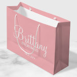 Moderne rosa Personalisierte Bridesmaier Große Geschenktüte<br><div class="desc">Moderne Personalisierte Bridesmaids Geschenke mit dem personalisierten Namen der Brautjungfrau in weißem,  modernem kalligrafischem Schriftart mit Titel und Hochzeitstermin in weißem,  modernem Sans Serif Schriftart Stil auf rot rosa Hintergrund. Auch perfekt für die Trauzeugin,  Blumenmädchen,  Brautmutter und vieles mehr.</div>