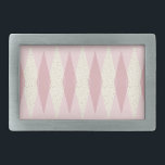 Moderne rosa Raute Gürtelschnalle aus dem Mittelal<br><div class="desc">Dieses Modern Pink Raute Gürtelschnalle-Muster (Großdruck) aus dem Mittelalter zeichnet sich durch einen First Lady rosa Hintergrund und ein Muster von Mod, durchsichtigen, blütigen Diamanten aus, die größere, Vintage, goldfarbene Diamanten überlagern. Diese minimalistisch inspiriert, dekonstruierte Raute ist eine vereinfachende Rückgabe der größeren als der Lebensatomärzeit, die die Dekorationslandschaft der 1950er...</div>