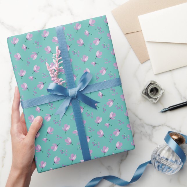 Moderne rosa Rosen Blumenmuster Blau Geschenkpapier (Schenken)