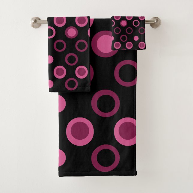 Moderne rosa, schwarze und graue Punkte im Mittela Badhandtuch Set (Insitu)
