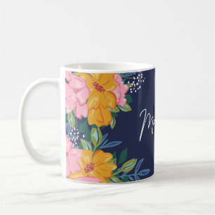 Moderne rosa und gelbe Blumenanordnung mit Monogra Kaffeetasse