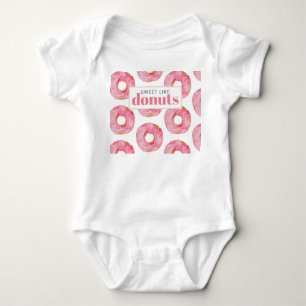 Moderne rosa Wasserfarben süß wie Donuts Zitat Baby Strampler