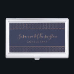 Moderne Rose Gold Foil Navy Blue Geometric Visitenkarten Dose<br><div class="desc">Moderne Minimalistische Rose Gold Foil Navy Blue Hexagon Business Card Gehäuse mit stilvollem, goldenen Kupferhexagon-Rose-Muster auf elegantem Marineblau. Einfach mit Text, Schriftart und Farben anpassen. Erstellt von Zazzle pro Designer BK Thompson © exklusiv für Cedar und String; bitte kontaktieren Sie uns, wenn Sie Hilfe benötigen, Fragen haben, oder möchten über...</div>