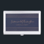 Moderne Rose Gold Foil Navy Blue Geometric Visitenkarten Dose<br><div class="desc">Moderne Minimalistische Rose Gold Foil Navy Blue Hexagon Business Card Gehäuse mit stilvollem, goldenen Kupferhexagon-Rose-Muster auf elegantem Marineblau. Einfach mit Text, Schriftart und Farben anpassen. Erstellt von Zazzle pro Designer BK Thompson © exklusiv für Cedar und String; bitte kontaktieren Sie uns, wenn Sie Hilfe benötigen, Fragen haben, oder möchten über...</div>