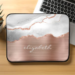 Moderne Rose Gold Gray White Agate Metallic Laptopschutzhülle<br><div class="desc">Diese trendige Notebook-Hülle verfügt über eine grau-weiße Aquarellgestaltung getrimmt mit Rose Gold Imitat Glitzer,  auf einer Rose Gold Imitate gebürstete Metall-Folie Hintergrund. Personalisieren Sie es mit Ihrem Namen oder Monogramm in blassgrauem Schriftsatz.</div>