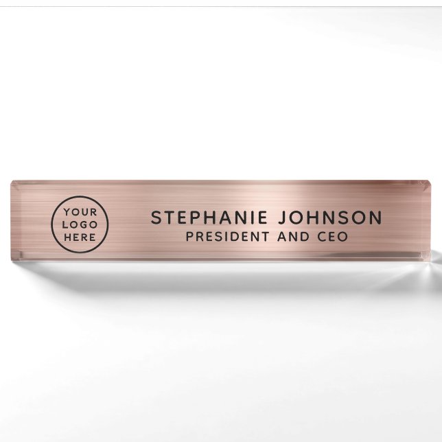Moderne Rose Gold Metallic Logo Boss Lady CEO Namensplakette (Vorderseite)
