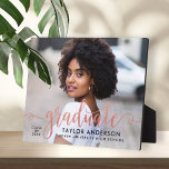 Moderne Rose Gold Script Graduate Foto Abschluss Fotoplatte<br><div class="desc">Stilvolles und elegantes Abschluss-Plakatschild mit Easel verfügt über ein Senior-Foto mit "graduate" Imitate Rose Gold-Folie Skript-Overlay. Personalisieren Sie den modernen Text mit dem Namen, der Schule und dem Unterrichtsjahr Ihres Abschlusses. Macht einen schönen Sake in Ihrer Zuhause zu zeigen!</div>