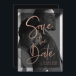 Moderne Rose Gold und Black Overlay | FOTO Save The Date<br><div class="desc">Diese moderne,  elegante Hochzeit speichern die Dattelkarten mit Ihrem eigenen persönlichen Foto,  das den Hintergrund komplett abdeckt. Ein schlichtes schwarzes Overlay enthält Imitate Rose Gold trendige Skripttypografie,  und es gibt mehr Platz für Ihre Informationen auf der Kartenrückseite. Ein Glanz,  stilvoll aussehen Ihre Gäste wird Liebe!</div>