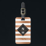 Moderne Rose - Streifen aus Gold Gepäckanhänger<br><div class="desc">Moderne Rose Gold Foil Streifen Trendy Geometric Square Rahmen gestapelt Monogram,  mit elegantem Skript-Schriftart und einfaches minimales Design. Ideal für eine luxuriöse und stilvolle Herbst- oder Winterhochzeit mit einer goldenen Farbpalette aus Kupfertönen,  dunkelgrauem Rose und Weiß. -Kofferanhänger! ~ Karo mein Shop zu sehen,  die gesamte Hochzeitssuite für dieses Design!</div>