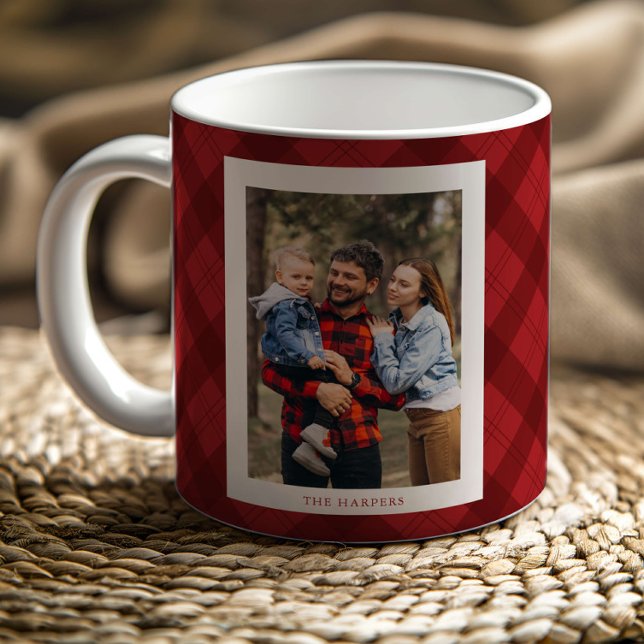 Moderne rote karierte rustikale Monogramm-Foto-Wei Kaffeetasse (Modern red plaid rustic monogram photo Christmas mug.)