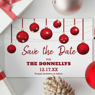 Moderne rote Weihnachtskugel Save-the-Date für die Ankündigungspostkarte