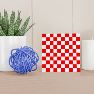 Moderne rote weiße kroatische Schachbrettmuster Fliese