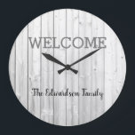 Moderne rustikale Begrüßung Familienname Graue Sei Große Wanduhr<br><div class="desc">Moderne rustikale Begrüßung Familienname,  weißer grauer Schiffshintergrund,  Wanduhr. Sie können den Text einfach ändern und Ihren Namen hinzufügen.</div>