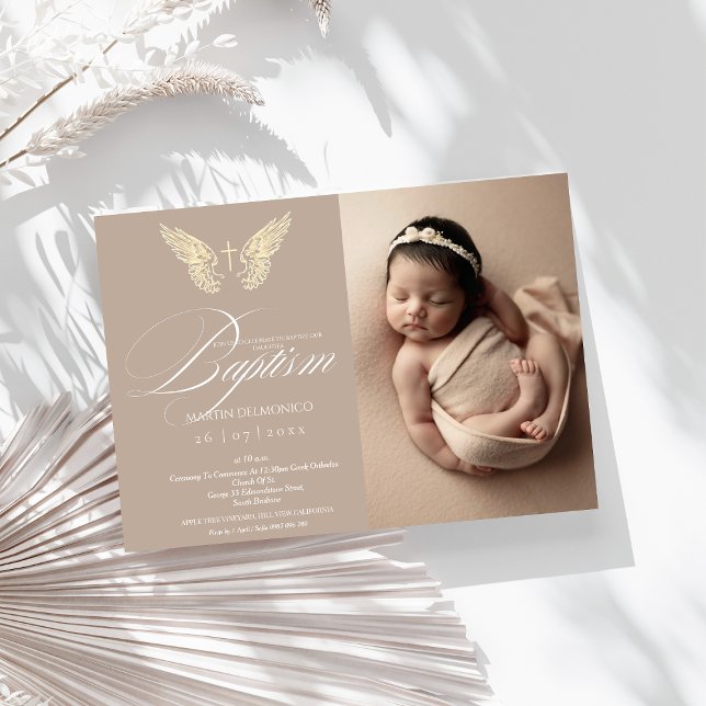 Moderne rustikale Goldtypografie Cross Foto Taufe Einladung (Von Creator hochgeladen)