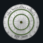 Moderne rustikale graue Barnholz-Familie Name Dart Dartscheibe<br><div class="desc">Treffen Sie sich mit der Familie, während Sie entscheiden, wer der König oder die Königin des Dartbrettes ist. Dieses speziell auf die Bedürfnisse der Gäste zugeschnittene Dartboard besticht durch einen rustikalen, modernen Stil mit grauem Holzfußboden und grünem Gewand. Personalisieren Sie mit Ihrem Familiennamen und dem Jahr Ihrer Einrichtung.</div>