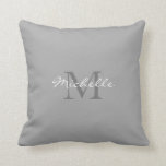 Moderne rustikale, graue, persönliche Monogramm-Be Kissen<br><div class="desc">Moderne rustikale Grau persönliche Monogramm Wurfkissen.
Sie können Ihren eigenen Namen und Monogramm hinzufügen.</div>