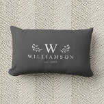 Moderne rustikale Monogram-benutzerdefinierte Fami Lendenkissen<br><div class="desc">Moderner rustikaler Monogramm-individuelle Name,  frisch verheiratet,  Lumbalkissen mit Ihrem Familiennamen und auch das erste Jahr etabliert,  umgeben von Kalkzweig Illustrationen. Dieses Minimalistische,  einfache und stilvolle Kissen ist ein gemütliches Hochzeitsgeschenk!</div>
