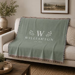 Moderne rustikale Monogramm individuelle Familienn Decke<br><div class="desc">Moderne rustikale Monogramm individuelle Namensdecke mit Ihrem Familiennamen und der Anfangsbuchstabe sowie dem Gründungsjahr, umgeben von fantastischen Zweigillustrationen. Minimalistisch, einfach und stilvoll ist diese staubgrüne Decke ein perfektes gemütliches Muttertagsgeschenk!</div>