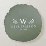 Moderne Rustikale Monogramm Individuelle Familienn Rundes Kissen<br><div class="desc">Moderne rustikale monogramm individuelle name neuvermählte runde kissen mit ihrem familiennamen und initial sowie dem gründungjahr, umgeben von fantastischen zweig-illustrationen. Minimalistisch, einfach und stilvoll, ist dieses staubgrüne familienkissen ein perfektes gemütliches hochzeitsgeschenk!</div>
