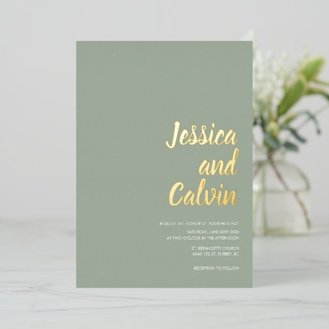 Moderne Sage Green Gold Text Hochzeit Einladung (Stehend vorne)