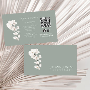 Moderne Sage-Grün Weiße Orchidee QR-Code Floral Visitenkarte