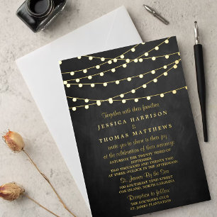 Moderne Saitenleuchten auf Chalkboard Hochzeit Rea Folieneinladung