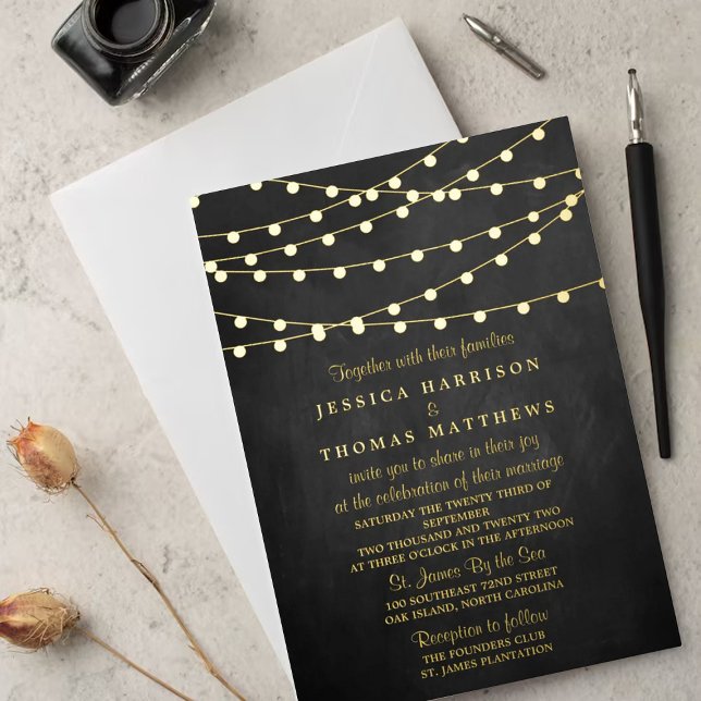 Moderne Saitenleuchten auf Chalkboard Hochzeit Rea Folieneinladung (Von Creator hochgeladen)