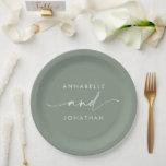 Moderne Salbei minimale zeitgenössische Hochzeit Pappteller<br><div class="desc">Moderne klassische Typografie fett Gastgeschenk Hochzeit Dekor Papier Platte. Mit moderner,  eleganter,  minimaler Typografie. Die Farbe Grün der Farbe der Farbe der Farbe der Farbe der Farbe der Farbe der Farbe der Farbe der Farbe der Farbe der Farbe Weiß kann angepasst werden.</div>