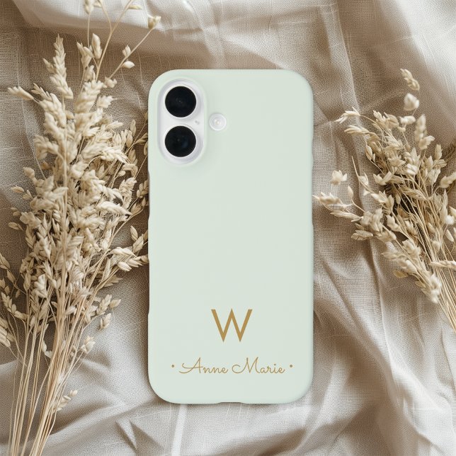 Moderne Salbeigrüne Gold-Schrift-Monogramm iPhone 16 Hülle (Von Creator hochgeladen)