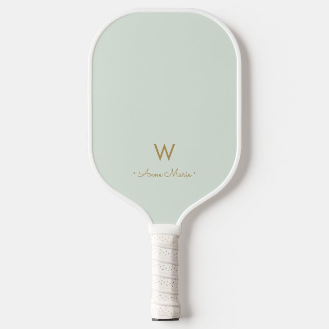 Moderne Salbeigrüne Gold-Schrift-Monogramm Pickleball Schläger (Vorderseite)
