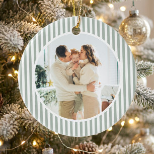 Moderne Salbeigrüne Streifen Weihnachtsfamilienfot Keramik Ornament
