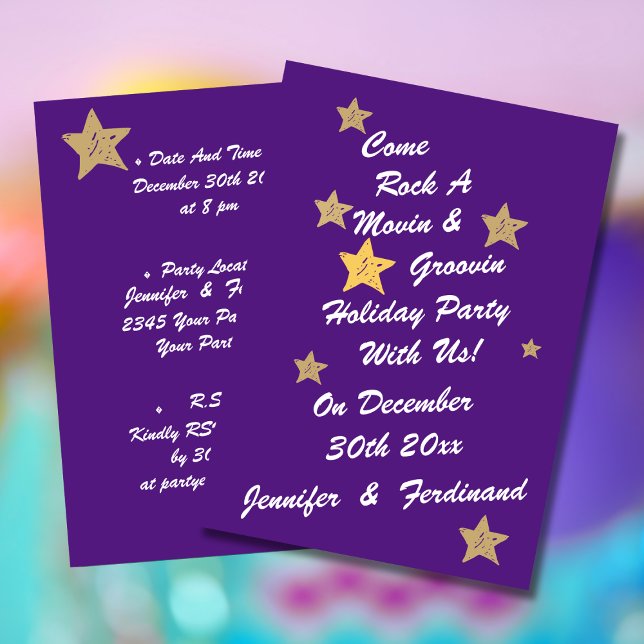 Moderne, schicke Lila Gold Star Groovy Holiday Par Einladung (Modern chic white script on purple background with gold stars groovy holiday party invitation.)
