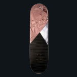 Moderne schicke Rose Gold Schwarzes Marmor Geometr Skateboard<br><div class="desc">Dieses moderne, schicke und elegante Imitat mit goldenen Rose, schwarzen Satin-Streifen und dreieckigen schwarz-weißen Marmor-Streifen ist perfekt für die zeitgenössische und trendige Individualität. ***WICHTIGE HINWEIS FÜR DESIGN: Für individuelle Designanfragen, wie z.B. passende Produktanfragen, Farbänderungen, Platzierungsänderungen oder andere Änderungswünsche, klicken Sie bitte auf den "KONTAKT"-Button oder senden Sie eine E-Mail an...</div>